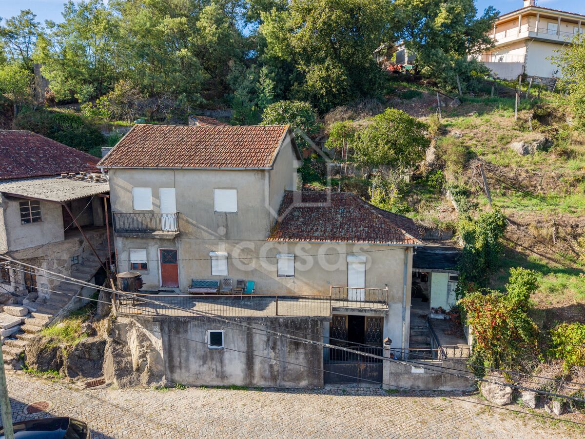 Fotografia real: a fachada da moradia hoje, vista da rua