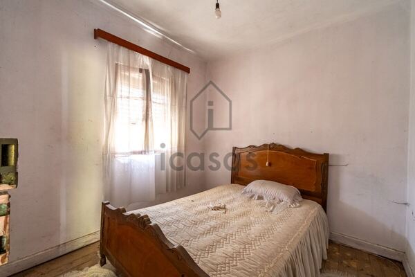 Quarto com cama de casal e janela
