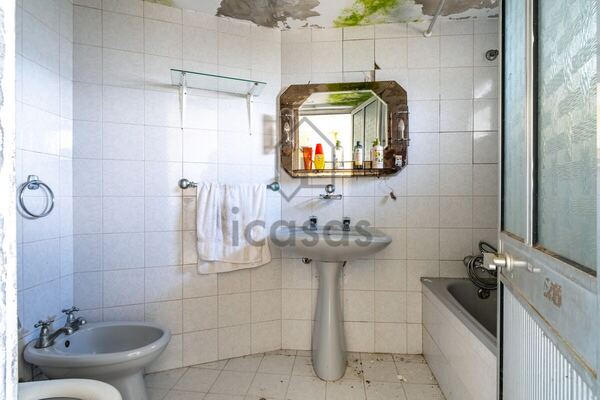 Casa de banho com banheira, lavatório e bidé, a remodelar