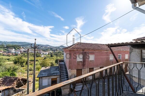 Vista a partir da varanda, sobre as casas vizinhas e o vale